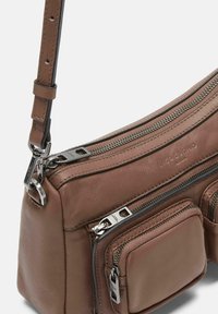 Borsa a tracolla in pelle marrone con più tasche con zip, texture liscia e dettagli in hardware argento. Include una tracolla regolabile.