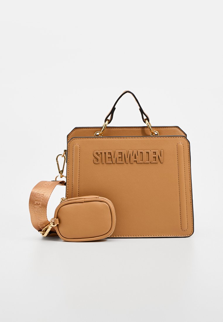 Torebka skórzana w kolorze tan z wyraźną strukturą, złotymi akcentami i wytłoczonym logo. Zawiera odczepianą mini kieszeń oraz podwójne uchwyty.
