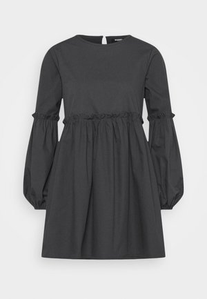 Tummanharmaa puuvillamekko, jossa pitkät liehuvat hihat, pyöreä pääntie ja röyhelöity vyötärö; sileä pinta ja polvenmittainen malli.