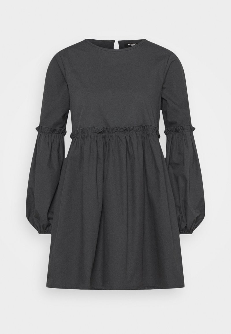 Robe en coton gris foncé avec manches longues bouffantes, encolure arrondie et taille froncée; texture lisse et longueur au genou.