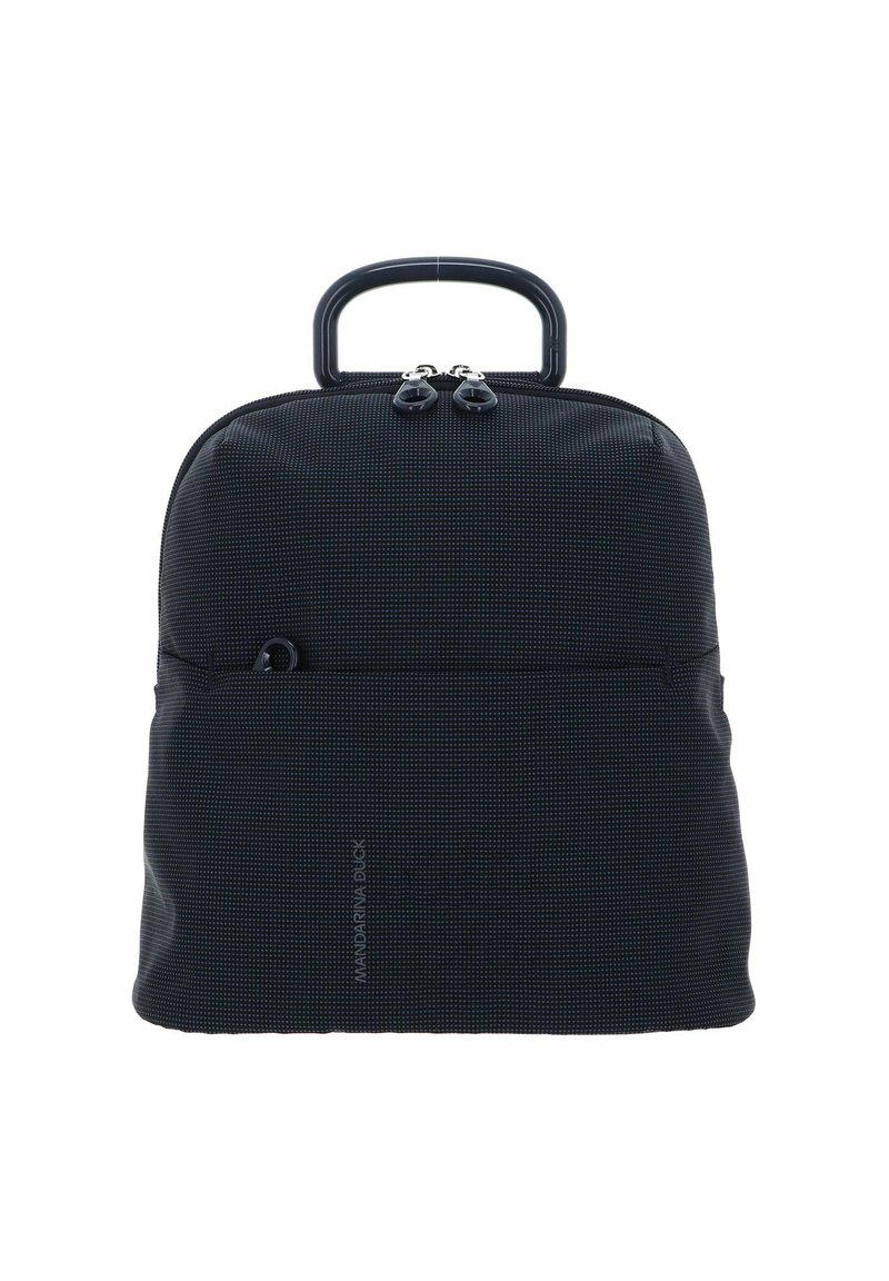 Zaino nero con una forma strutturata, realizzato in tessuto testurizzato con un sottile motivo a pois, dotato di manico superiore e chiusura a doppia cerniera.