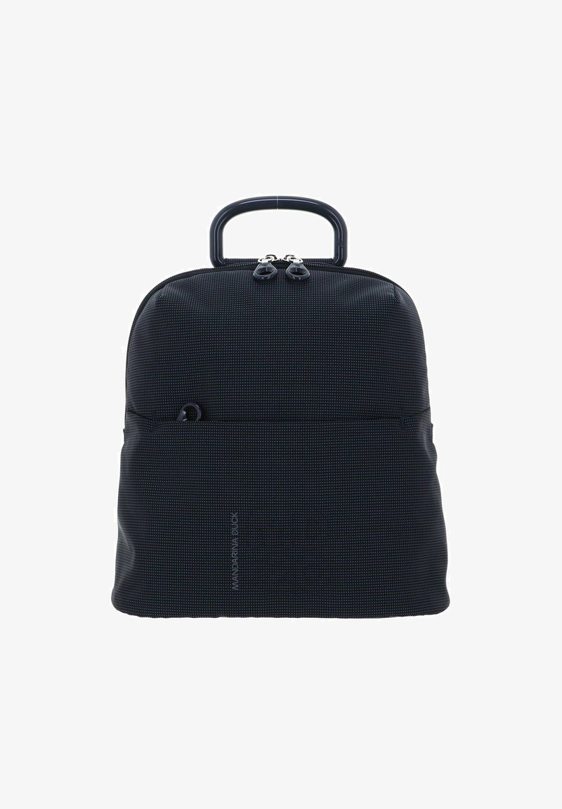 Zaino nero con una forma strutturata, realizzato in tessuto testurizzato con un sottile motivo a pois, dotato di manico superiore e chiusura a doppia cerniera.