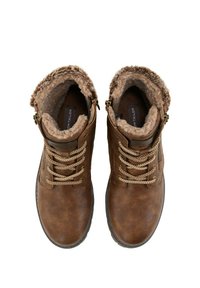 Braune Leder-Ankle-Boots mit einem Kunstfellkragen, strukturierten Oberflächen und beigen Schnürsenkeln. Verfügt über Reißverschlüsse und Gummisohlen für besseren Halt.