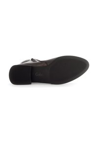 Bottine en cuir noir avec un talon en caoutchouc texturé bas et une surface lisse. Présente une fermeture éclair sur le côté et un logo Gabor sur la semelle.