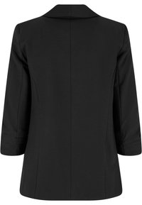 Čierny blazer s ostrým golierom, rukávy po tri štvrtiny a hladkou textúrovanou látkou. Zadná časť má stredový šev a prispôsobený strih.