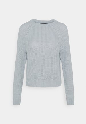 Pull gris clair en maille avec manches longues, col rond, poignets et ourlet côtelés, présenté sur un fond blanc.