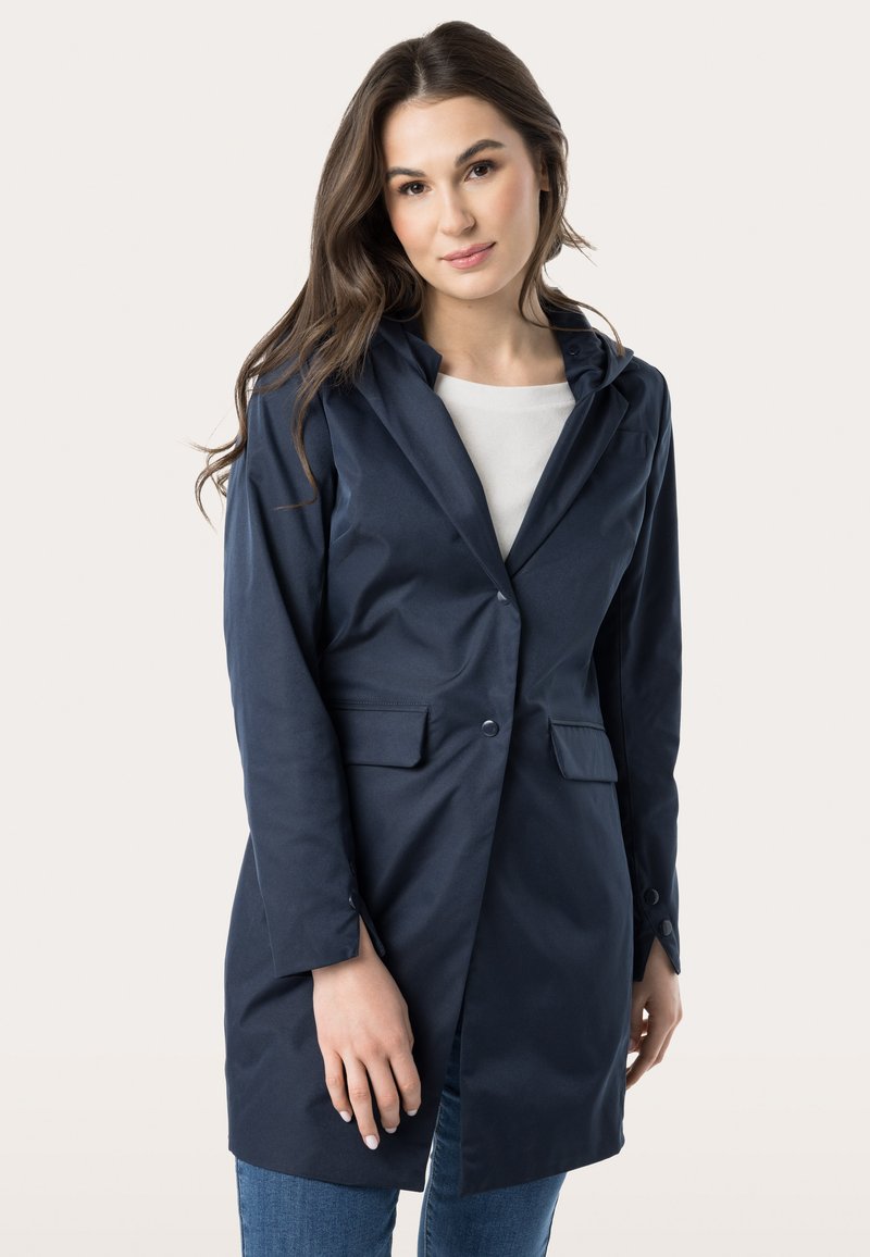 Cappotto leggero blu navy con cappuccio, chiusura con un solo bottone, due tasche frontali e vestibilità tailored. Tessuto liscio con finitura opaca.