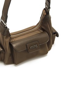 Sac à main synthétique marron avec un compartiment principal zippé, une poche frontale et une finition texturée. Il présente un logo bien en vue et une bandoulière ajustable.