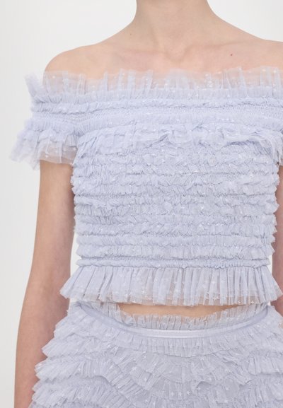 Top azzurro chiaro senza spalline realizzato in tessuto testurizzato con rouches a strati, caratterizzato da un girovita arricciato e dettagli trasparenti, progettato per un look aderente.