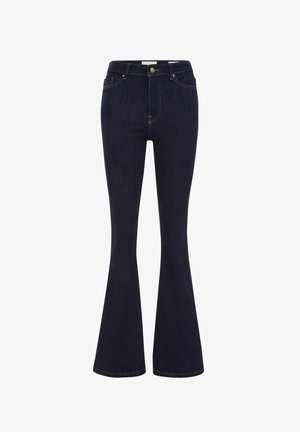 Jeans acampanados de un azul oscuro, confeccionados en denim, con una cintura alta, bolsillos frontales y costuras en contraste. Diseño clásico de cinco bolsillos.