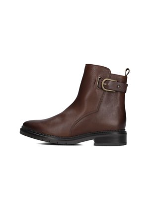 Bottine en cuir marron, avec une texture lisse, un bout arrondi, un détail de boucle sur le côté et un petit talon empilé. Elle dispose d'une languette à l'arrière.
