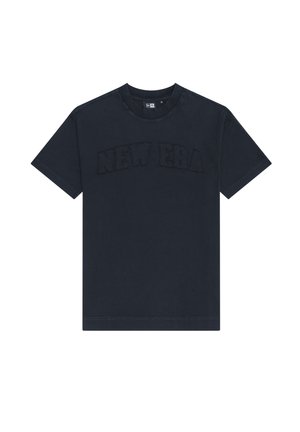 Námořnická modrá tričko s krátkým rukávem a kulatým výstřihem s vyvýšeným textem "NEW ERA" přes hrudník.