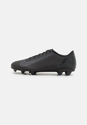 Chaussure de football noire avec matériau synthétique texturé, présentant une forme profilée, des accents de design ton sur ton et des crampons moulés pour une meilleure traction.