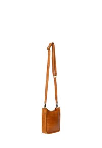 Brun læder crossbody taske med en enkel rektangulær form, justerbar strop og minimalt hardware. Glat tekstur med let struktur.