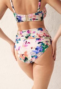 Costume da bagno a vita alta con motivo floreale in vari colori, realizzato in tessuto morbido, con cintura arricciata e vestibilità aderente.