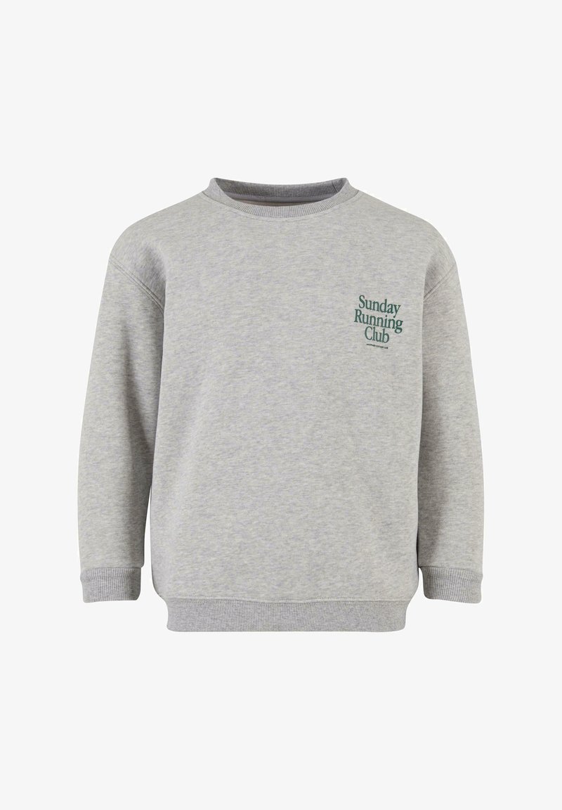 Hallgrayd sweatshirt ümar kaelusega, soonikute ja ääristega, mille vasakul rinnal on tume roheline "Sunday Running Club" logo.