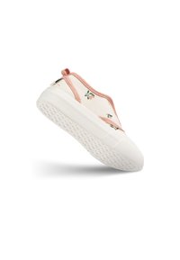Chaussure slip-on en toile de couleur crème avec des accents roses et une broderie florale. Elle possède une semelle en caoutchouc blanche texturée et une languette à l'arrière.