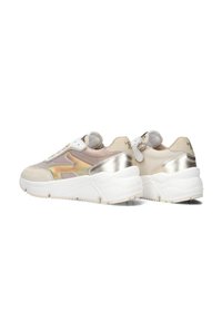 Sportliche Sneakers in Beige und Weiß mit metallischen Akzenten, einem strukturierten Obermaterial und einer dicken Sohle bieten Unterstützung und Stabilität.