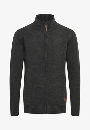 Ciemnoszara bluza zapinana na zamek z wysokim kołnierzem, ściągaczami przy mankietach i na dole. Wykonana z teksturowanej dzianiny. Posiada małą skórzaną metkę na dole.