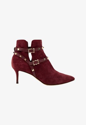 Valentino Garavani, ROCKSTUD ANKLE BOOTS BURGUNDY - Bottines - bordeaux