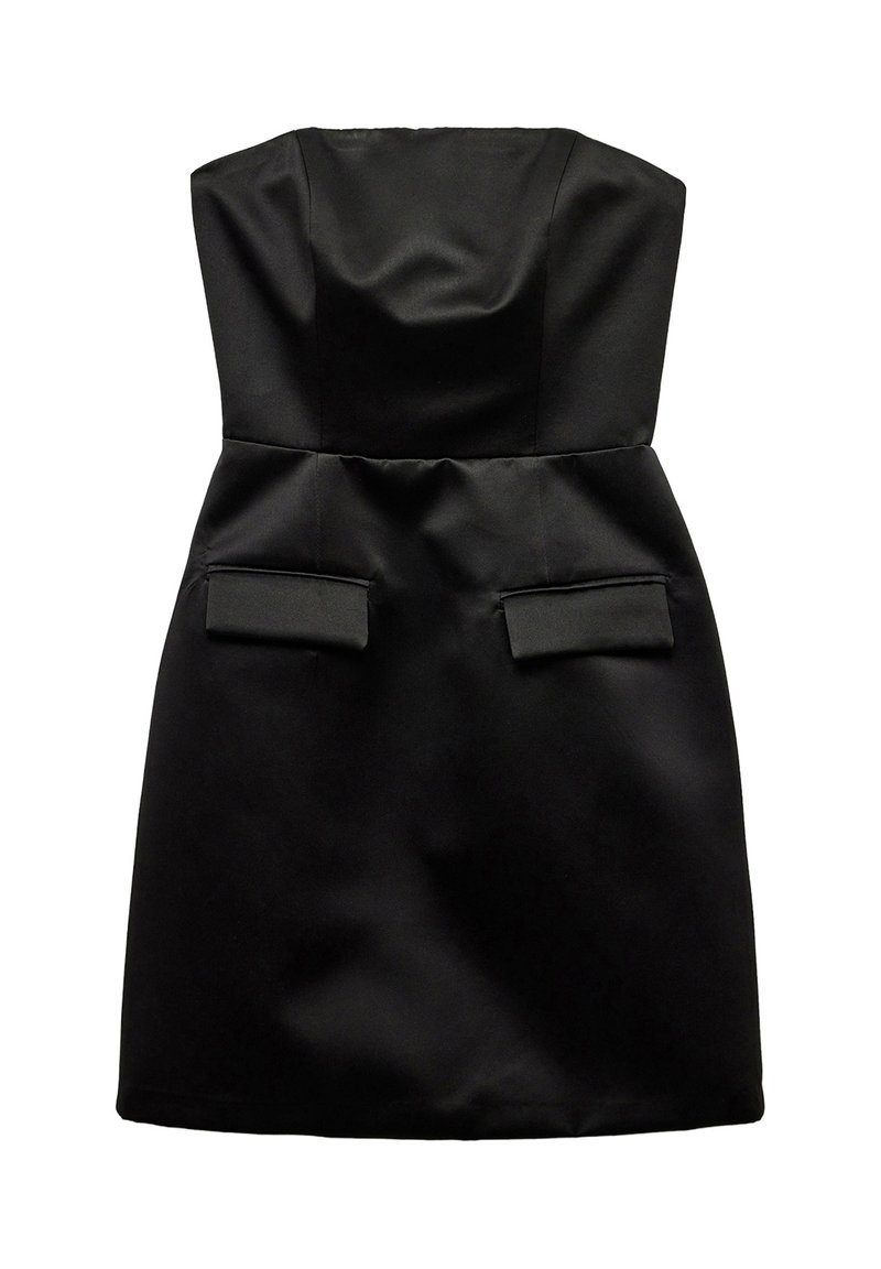 Robe noire sans bretelles en tissu lisse et mat. Corsage ajusté avec deux petites poches plaquées à la taille. Longueur courte avec un design structuré.