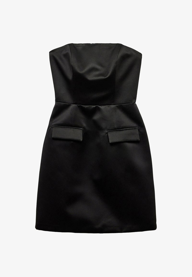 Robe noire sans bretelles en tissu lisse et mat. Corsage ajusté avec deux petites poches plaquées à la taille. Longueur courte avec un design structuré.
