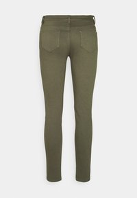 Jeans ajustados de color verde oliva con una textura suave, cinco bolsillos y detalles de costura. Diseñados con una cintura de altura media y piernas estrechas.