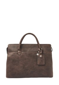 Bruine leren tote bag met een gestructureerde afwerking, twee bovenhandvatten, een afneembare schouderriem en een bevestigde bagagelabel.