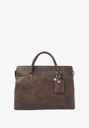 Braune Leder-Tote-Bag mit strukturiertem Finish, zwei oberen Griffen, einem abnehmbaren Schultergurt und einem angebundenen Gepäckanhänger.