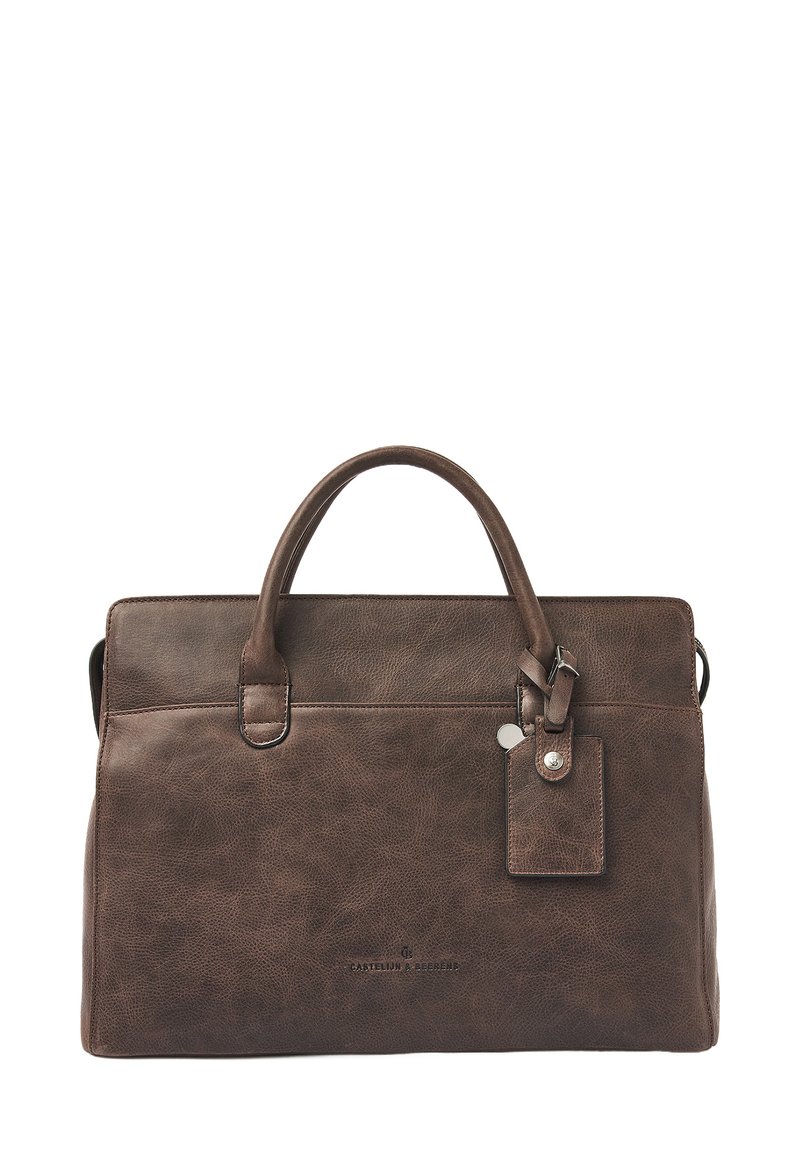 Bruine leren tote bag met een gestructureerde afwerking, twee bovenhandvatten, een afneembare schouderriem en een bevestigde bagagelabel.