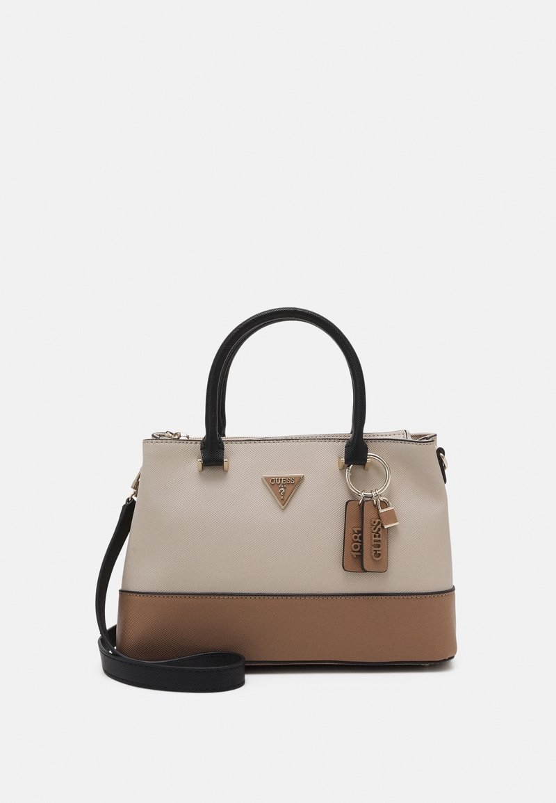 Sac à main Guess beige et marron avec poignées noires, une bandoulière noire amovible, et deux étiquettes en cuir de marque avec un petit cadenas.