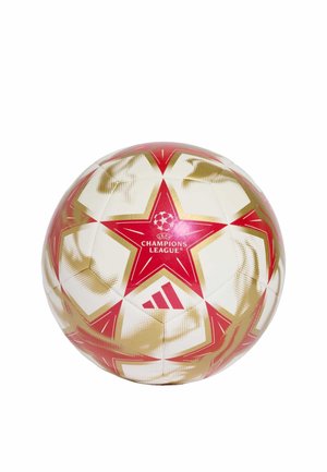 Balón de fútbol blanco con patrones de estrellas en rojo y dorado, logo de la UEFA Champions League y logo de Adidas centrados sobre un fondo blanco liso.
