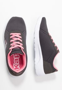 Šedé síťované tenisky s růžovými akcenty a šnúrkami. Mají bílou gumovou podrážku a polstrovanou vnitřní podšívku pro pohodlí. Logo je umístěno na jazyku.