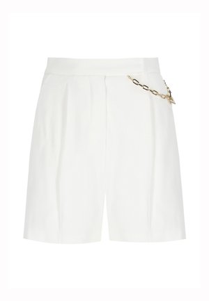 Witte op maat gemaakte korte broek met een hoge taille, plooien aan de voorkant en een decoratieve gouden kettingdetail aan de rechterkant.