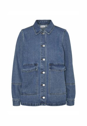 Donkerblauwe denimjas met knoopsluiting aan de voorkant, twee voorzakken en een klassieke kraag. Gladde textuur met contrasterende stiksels.