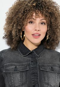 Mustat farkkutakki, jossa on kaulus, kaksi rintataskua ja napitus; takissa on haalistunut pinta ja slim-fit-muotoilu.