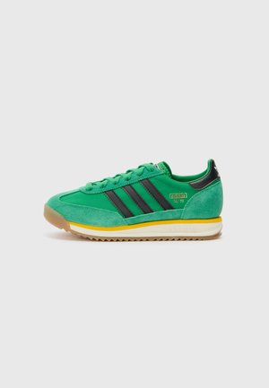 UNISEX - Matalavartiset tennarit - green/core black/crew yellow