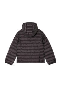 Chaqueta de plumas negra con capucha, con un diseño acolchado, costuras horizontales y puños elásticos. Textura suave y brillante en toda su superficie.