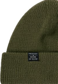 Olijfgroene gebreide beanie met ribbelstructuur en een omgevouwen manchet. Heeft een rechthoekig zwart label met witte tekst "PROTEST HOUSE OF SNOW."