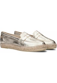 Metalen gouden instapschoenen met een platte zool, voorzien van een geweven jute-achtig trim, een gladde textuur en een eenvoudig bandontwerp over de voorkant.