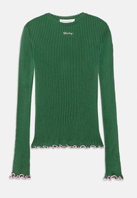 Zelený žebrovaný top s dlouhým rukávem, kulatým výstřihem a rozšířenými manžetami, se světle růžovými zvlněnými okraji a malým vyšitým logem na hrudi.