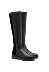 Svarta knähöga stövlar med en slät läderfront, mjuk tygbakgrund och en platt gummisula, med minimal sömnad och en elegant design.