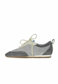 Sneaker in suede grigio con un accento in pelle bianca, punta tonda, chiusura con lacci e linguetta verde sul tallone. Presenta tessuti a contrasto e dettagli di cucitura.