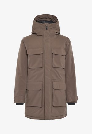 Brun isoleret jakke med hætte, fire forlommer, lynlås lukning og elastiske manchetter. Har en glat, vandafvisende overflade.