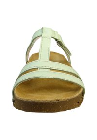 Sándalo de cuero verde claro con dos correas que cruzan el pie y una suela de corcho marrón texturizada. Presenta una hebilla para ajuste en el lateral.