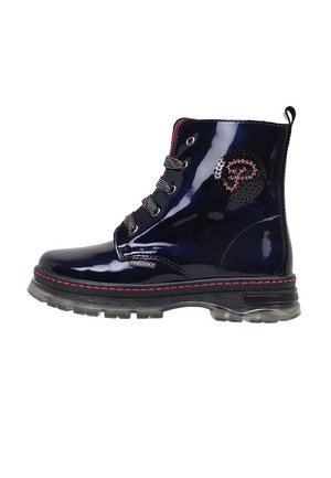 Bota corta brillante azul marino con cordones, suela negra, costuras rosas y logo bordado circular en el costado.