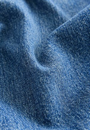 Denimová látka v tmavě modré barvě, s jemnou strukturou a mírným leskem, charakterizovaná diagonálním tkaním a jemnými variacemi barev.