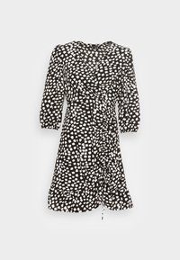 Vestido preto com padrões abstratos brancos, design envolvente, mangas 3/4, detalhe franzido na lateral e um corte folgado. Tecido leve.