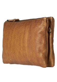 Borsa a pochette in pelle marrone con superficie texture, chiusura a cerniera e anello per il trasporto. Forma rettangolare, con dettagli di cucitura visibili.
