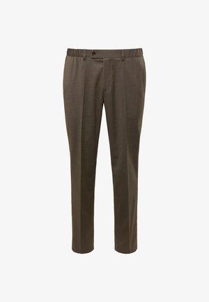 Brązowe spodnie o dopasowanym kroju, wykonane z gładkiej tkaniny. Posiadają płaski przód, szlufki na pasek oraz pojedyncze zapięcie na guzik. Prosty krój nogawki.